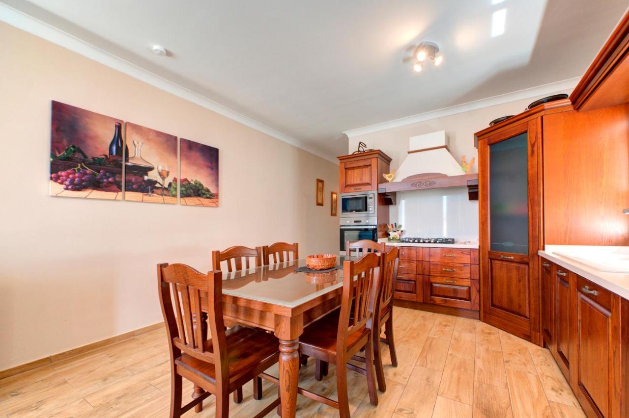 Modern Seaside 2 Bedroom Penthouse With Sea Views St. Paul's Bay Bagian luar foto