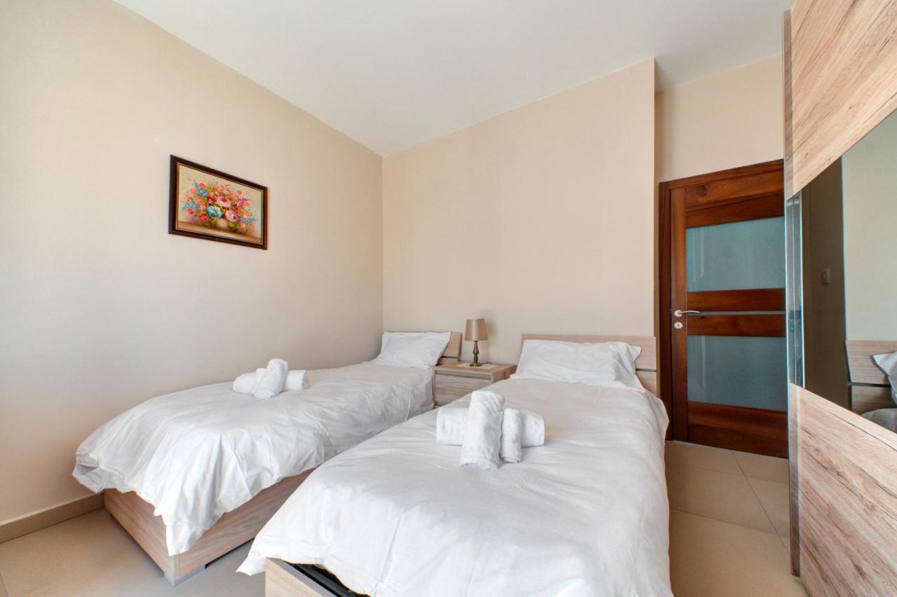 Modern Seaside 2 Bedroom Penthouse With Sea Views St. Paul's Bay Bagian luar foto