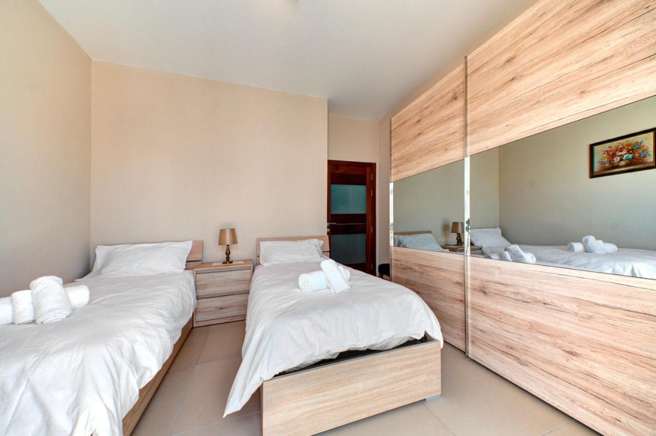 Modern Seaside 2 Bedroom Penthouse With Sea Views St. Paul's Bay Bagian luar foto