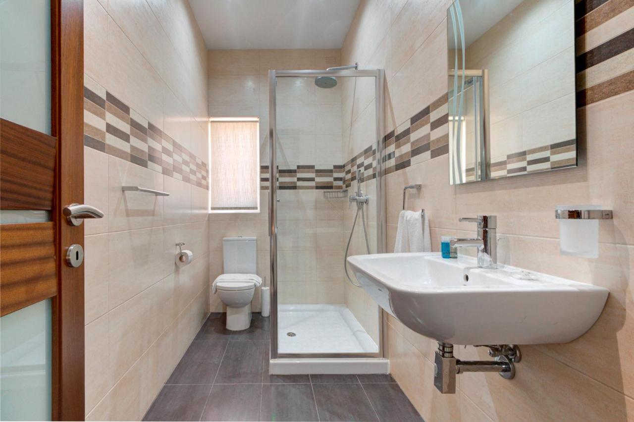 Modern Seaside 2 Bedroom Penthouse With Sea Views St. Paul's Bay Bagian luar foto