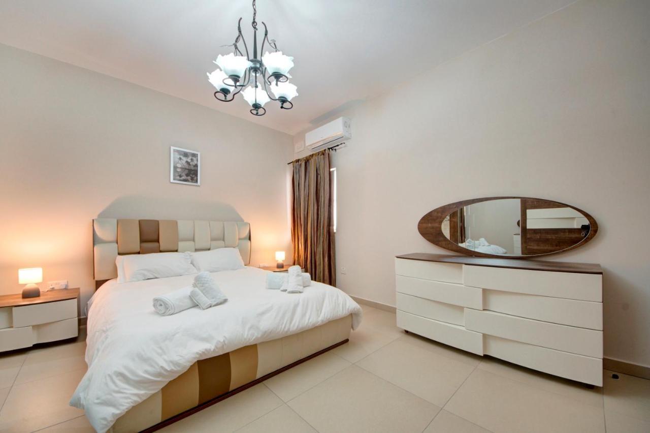 Modern Seaside 2 Bedroom Penthouse With Sea Views St. Paul's Bay Bagian luar foto